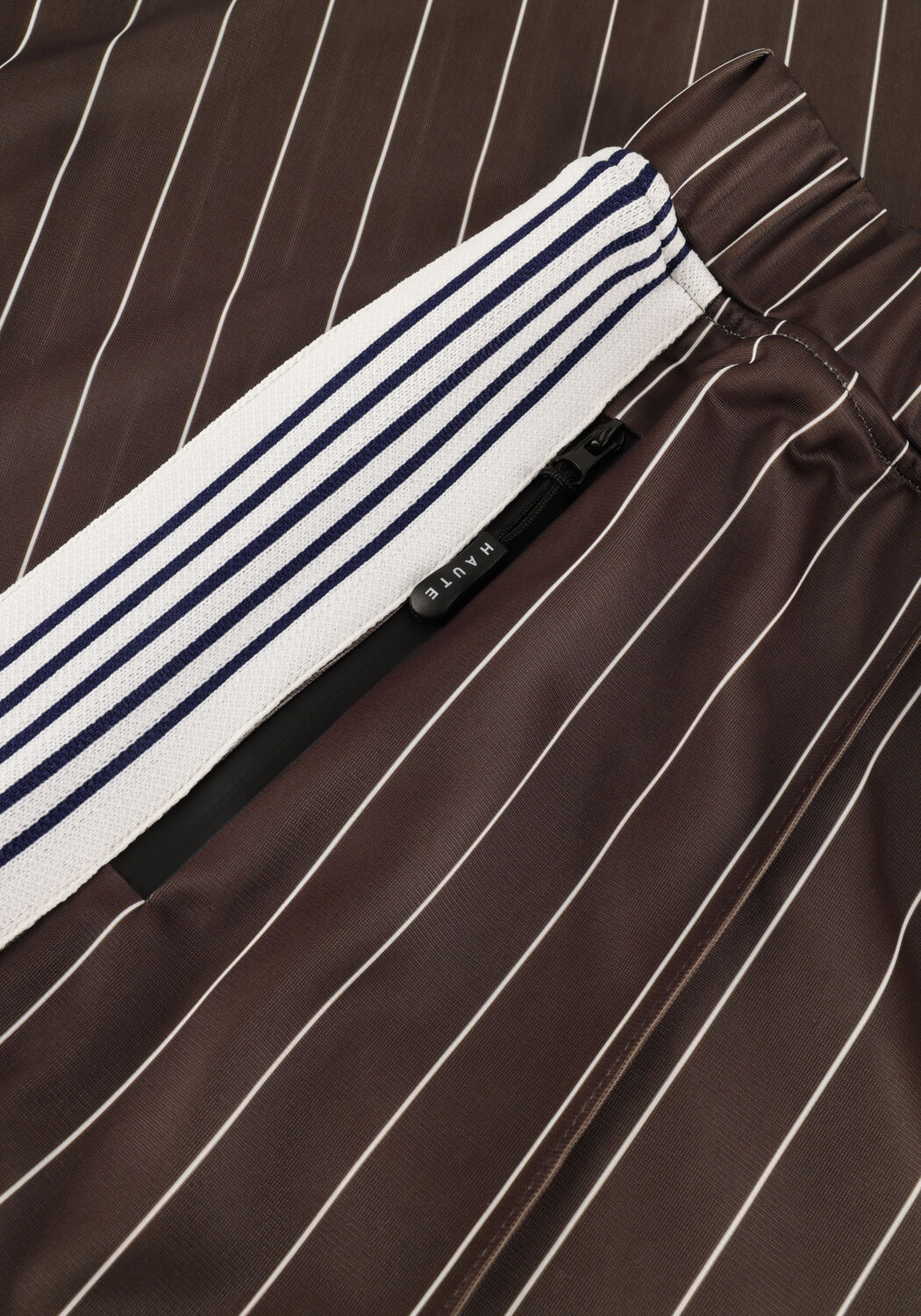 HAUTE L'AMITI&Eacute; Pantalon large BAGGY PIN STRIPE TRACK TALL PANTS en marron - large