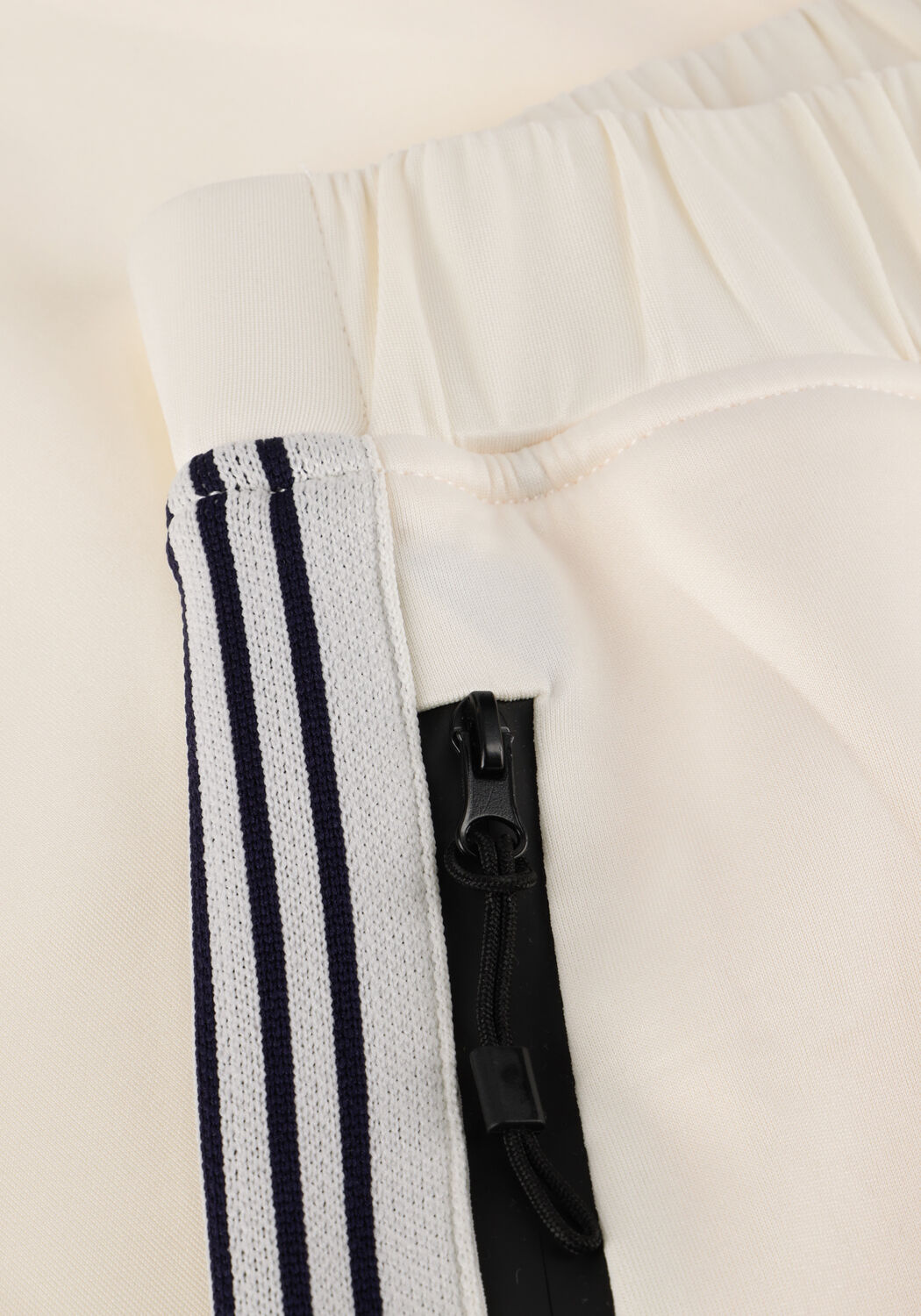 HAUTE L'AMITI&Eacute; Pantalon large BAGGY TRACK TALL PANTS en blanc - large