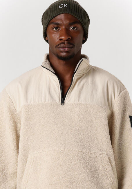CALVIN KLEIN Pull BADGE SHERPA HALF ZIP HWK en beige - large