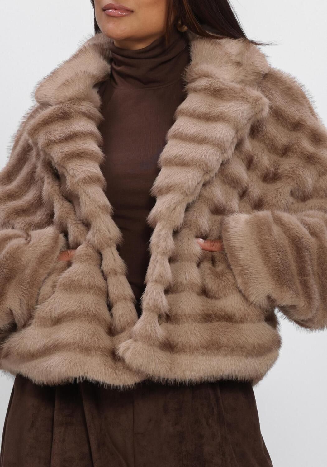 NUKUS Manteau en fausse fourrure HILDE JACKET FLUFFY en beige - large