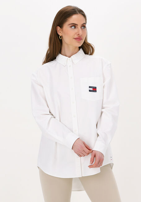 Witte TOMMY JEANS  TJW BADGE BOYFRIEND SHIRT - large