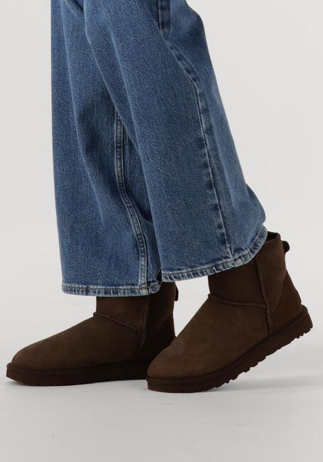 Bruine UGG  W CLASSIC MINI II - large