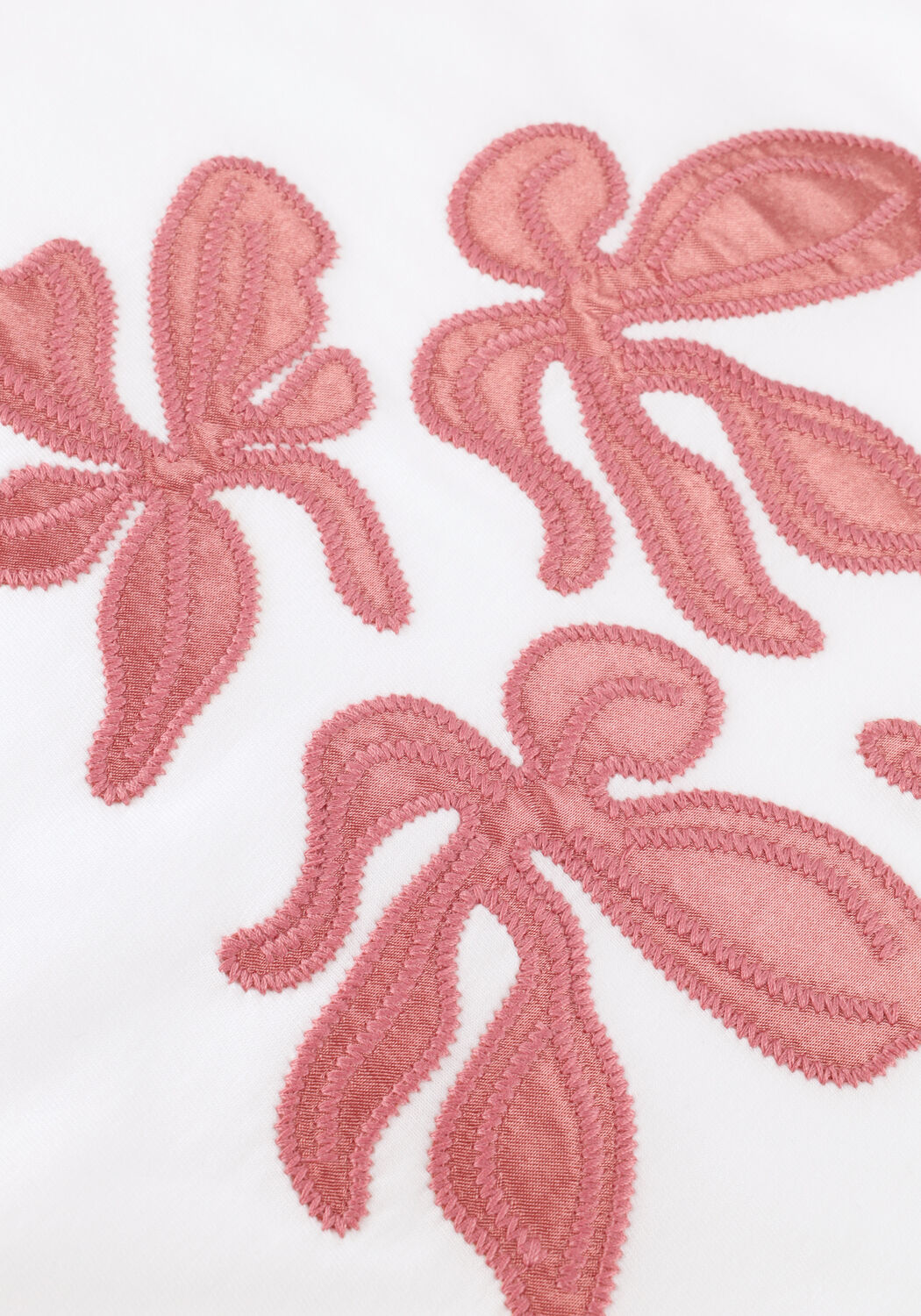 JANSEN AMSTERDAM RILEY SHIRT CO 184 SHORT SLEEVE WIDE FIT SATIN EMBROIDERY FLOWER Hauts & T-shirts en blanc - large