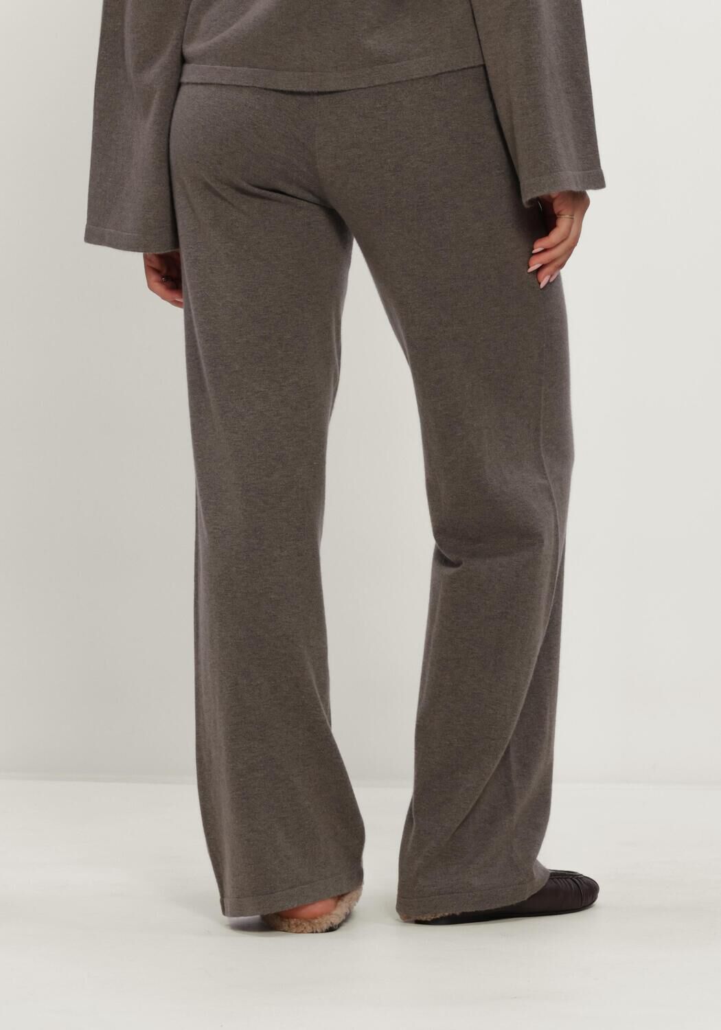 BOII STUDIOS Pantalon large GEIFA en taupe - large