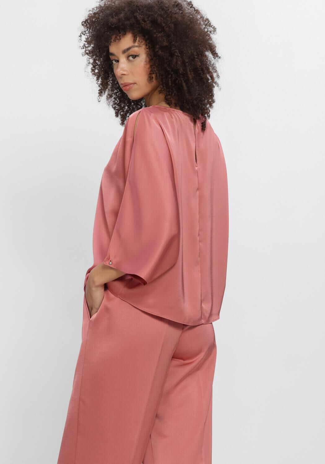 DANTE6 Haut RISETTE FLOWING SATIN TOP en rose - large