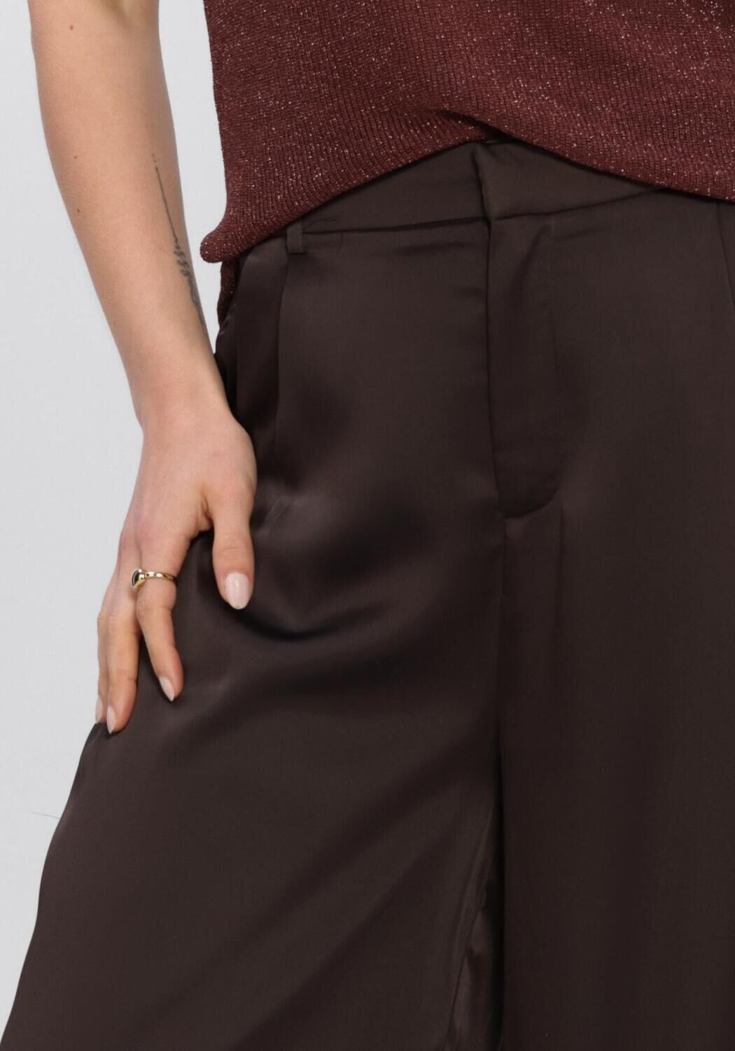 NEO NOIR FAYLA DRAPY SATIN BALLOON Pantalons en marron - large