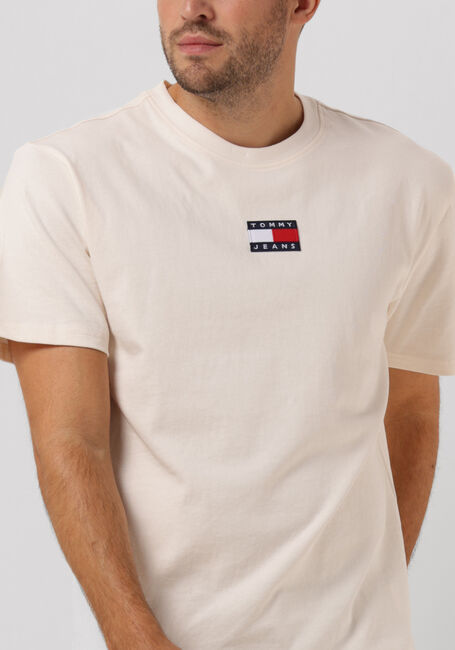 Gebroken wit TOMMY JEANS T-shirt TJM TOMMY BADGE TEE - large