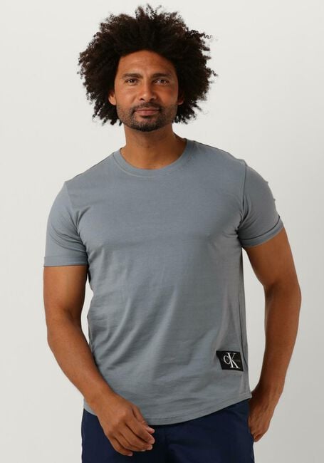 CALVIN KLEIN T-shirt BADGE TURN UP SLEEVE en gris - large