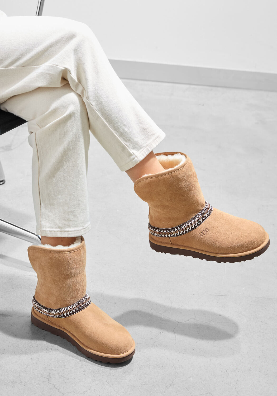 Cognac UGG  CLASSIC SHORT CRESCENT - medium