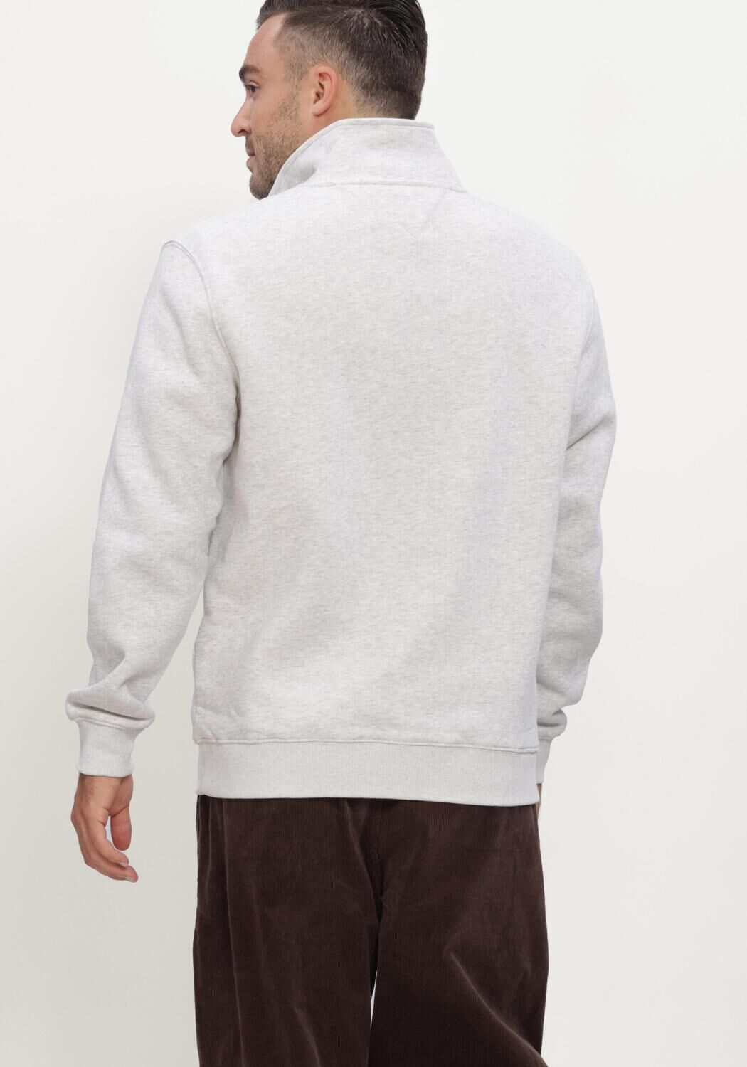 Lichtgrijze TOMMY JEANS Sweater TJM REG FLEECE 1/4ZIP MOCK NECK - large