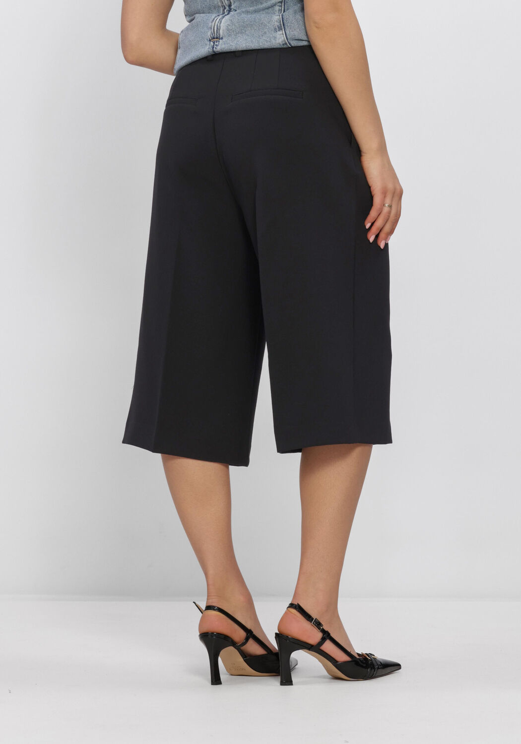 SECOND FEMALE FLORE BERMUDA Pantalons en noir - large