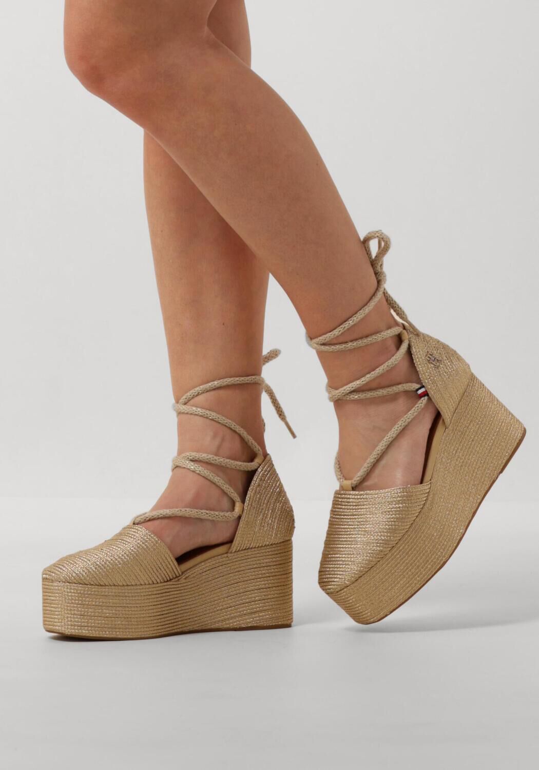 TOMMY HILFIGER CLOSED TOE FLATFORM Espadrilles en or - large