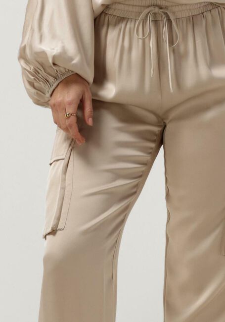RESORT FINEST Pantalon cargo SATIN CARGO PANTS en beige - large