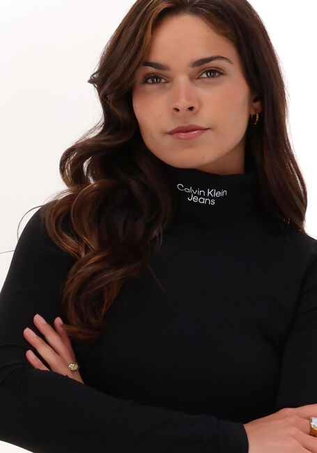 CALVIN KLEIN Haut STACKED LOGO LS ROLL NECK en noir - large