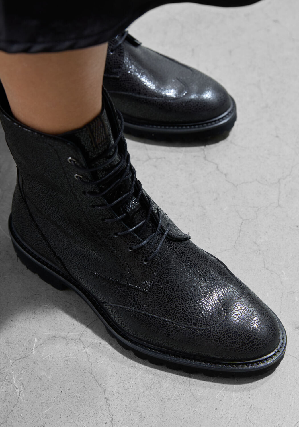 FLORIS VAN BOMMEL Bottines à lacets SELSI en noir Omoda