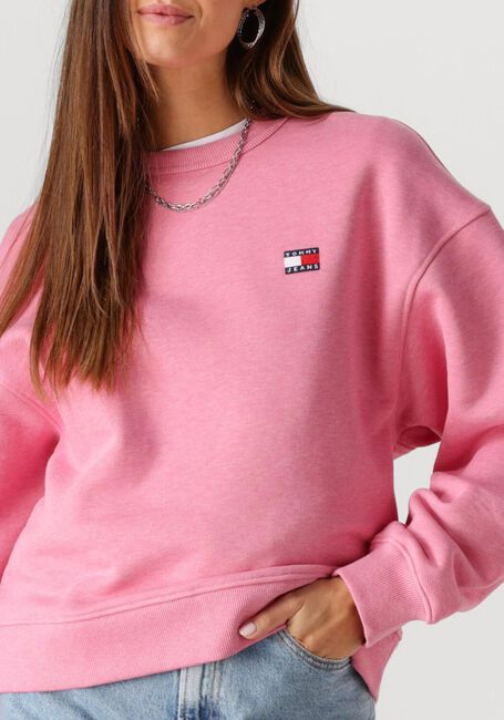 TOMMY JEANS Pull TJW BXY BADGE CREW en rose - large