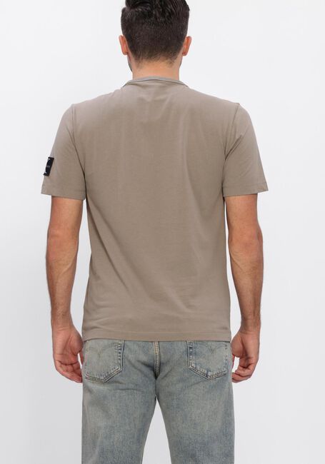 CALVIN KLEIN T-shirt BADGE REGULAR TEE en taupe - large
