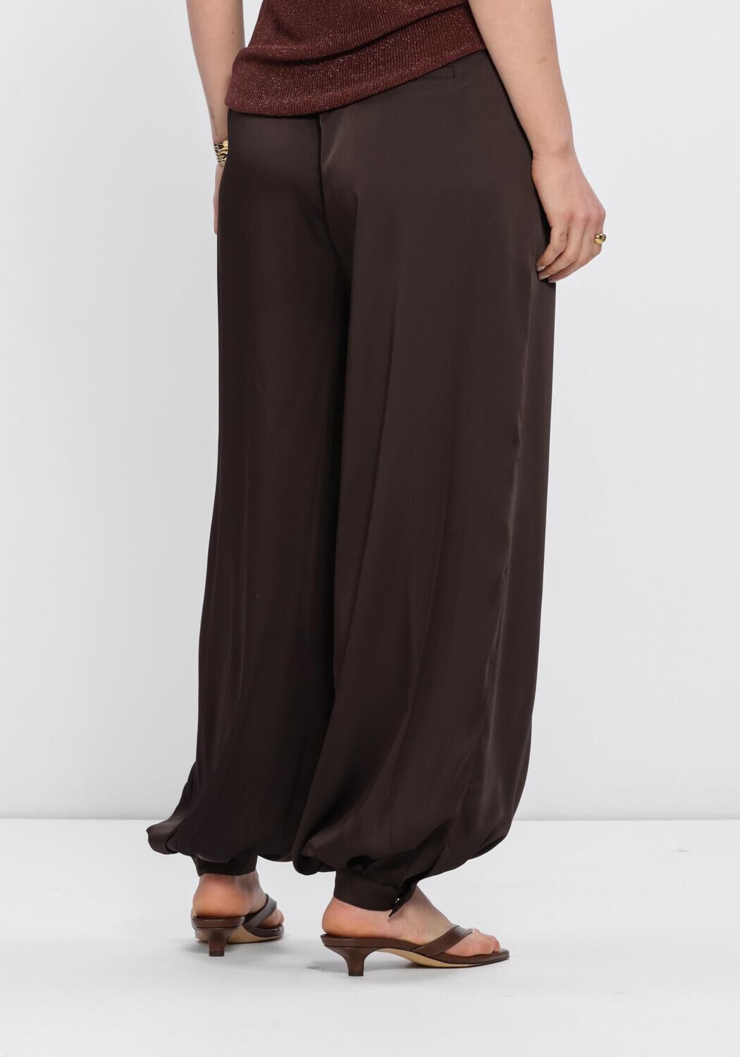 NEO NOIR FAYLA DRAPY SATIN BALLOON Pantalons en marron - large