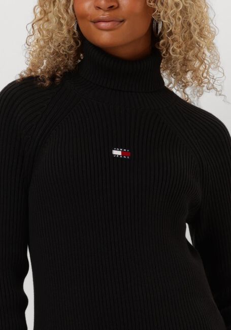 TOMMY JEANS Robe midi TJW MOCKNECK BADGE SWEATER DRESS en noir - large