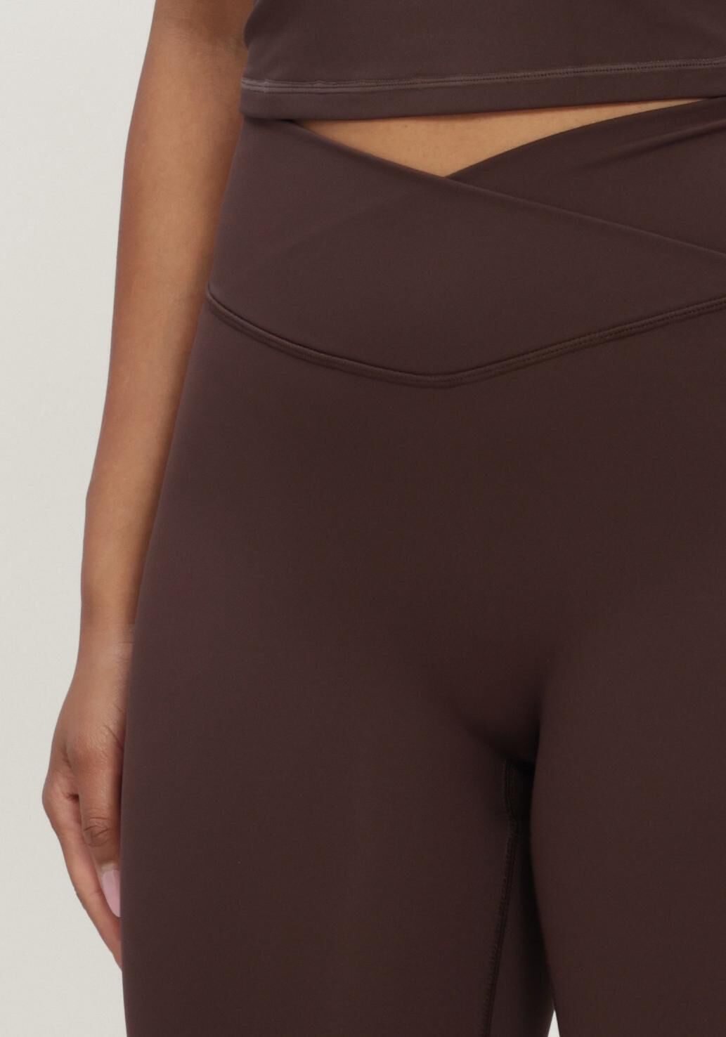 NEO NOIR Pantalon courte LEA WRAP SHORTS en marron - large