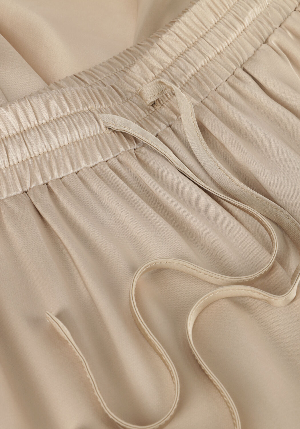 RESORT FINEST Pantalon cargo SATIN CARGO PANTS en beige - large