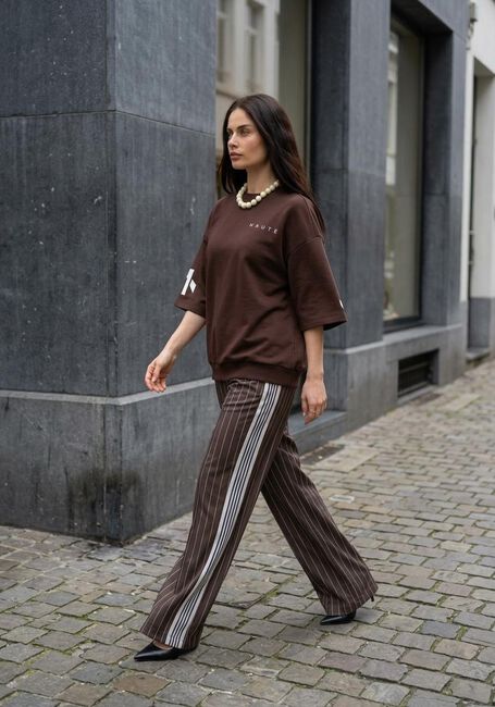 HAUTE L'AMITI&Eacute; Chandail MAXI SPLIT SS LOGO SWEAT en marron - large