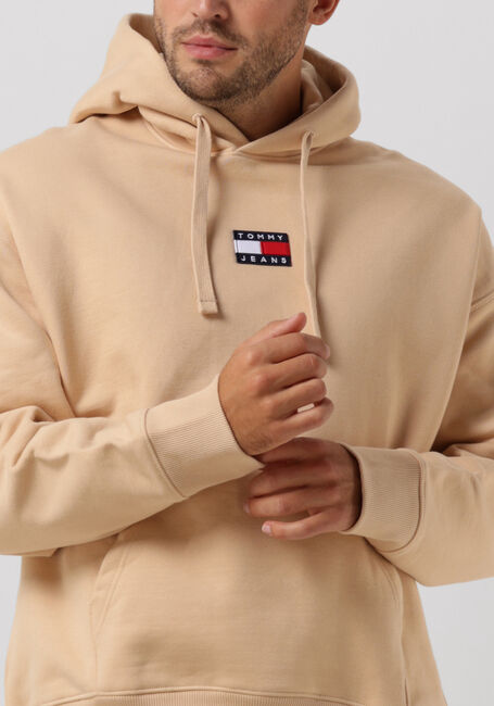 TOMMY JEANS Chandail TJM TOMMY BADGE HOODIE en camel - large