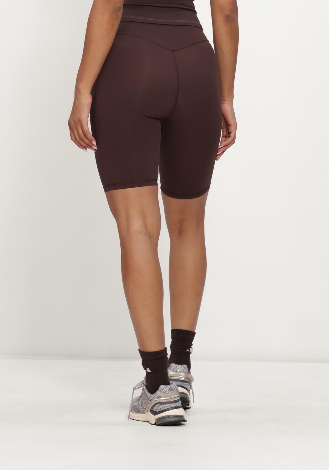 NEO NOIR Pantalon courte LEA WRAP SHORTS en marron - large