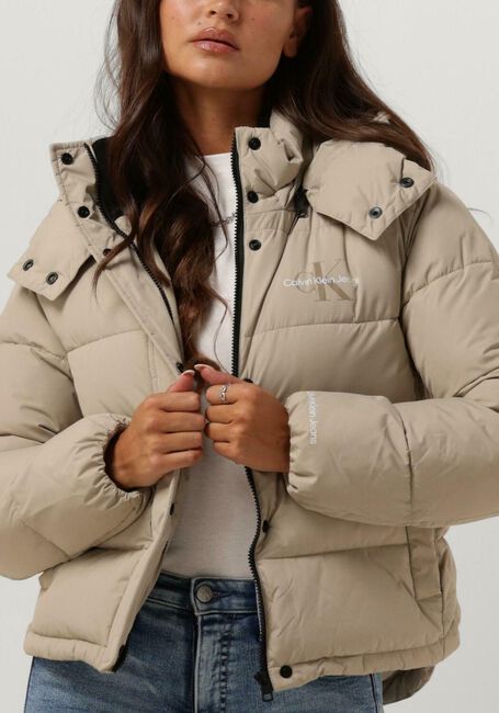 CALVIN KLEIN Veste matelassé MONOLOGO NON DOWN SHORT PUFFER en taupe - large