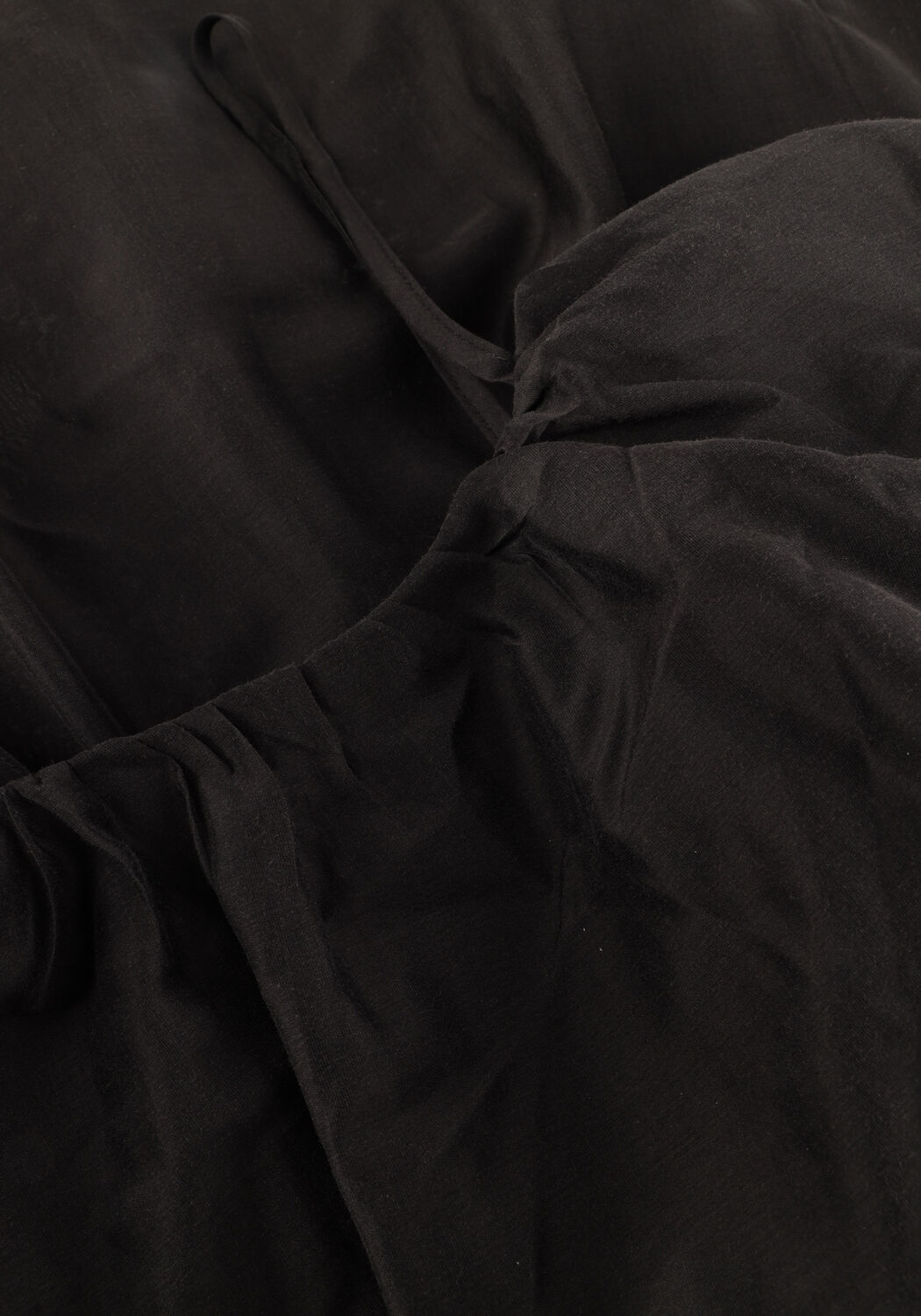 DEVOTION AURA Robes en noir - large