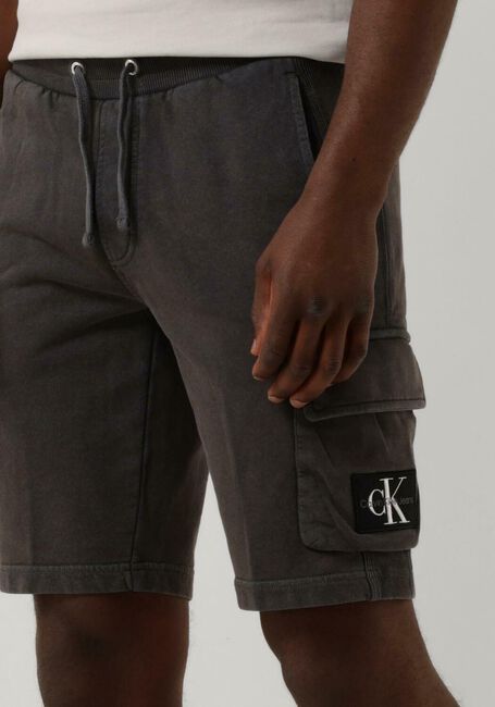 CALVIN KLEIN Pantalon courte WASHED BADGE SHORTS Gris foncé - large