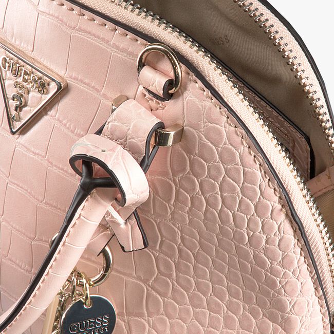GUESS Sac bandoulière MADDY SMALL DOME SATCHEL en rose  - large