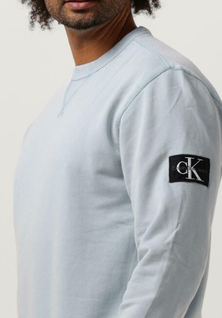 CALVIN KLEIN Chandail WASHED BADGE CREW NECK en bleu - large