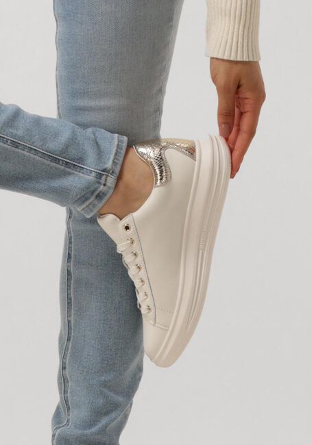 GUESS Baskets basses VIBO en blanc - large