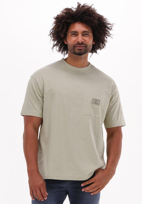 CALVIN KLEIN T-shirt SHRUNKEN BADGE POCKET TEE en beige - large