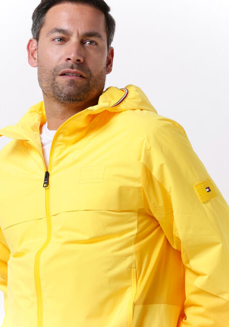 TOMMY HILFIGER Jack TECH HOODED JACKET en jaune - large