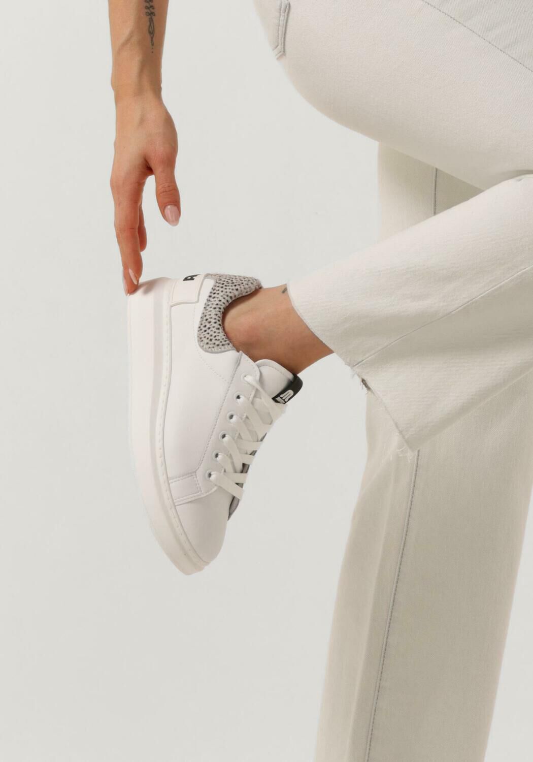 Maruti witte sneakers deals