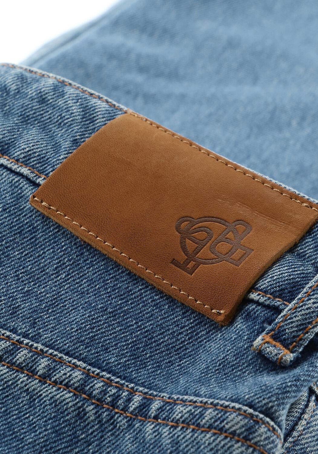 JUST FEMALE Mom jeans STORMY JEANS 0104 en bleu - large