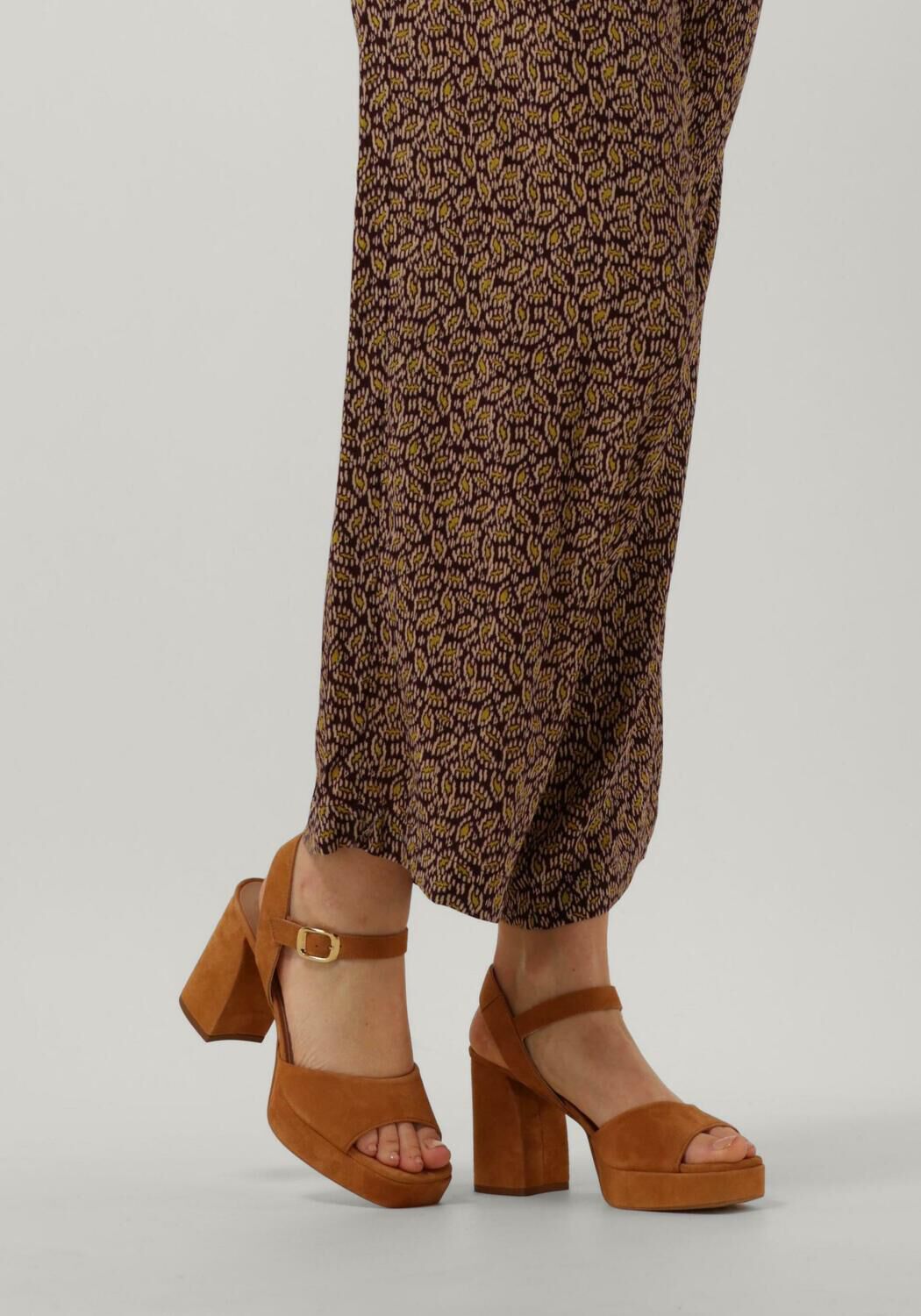 UNISA Sandales &agrave; talons ODRAN en marron - large