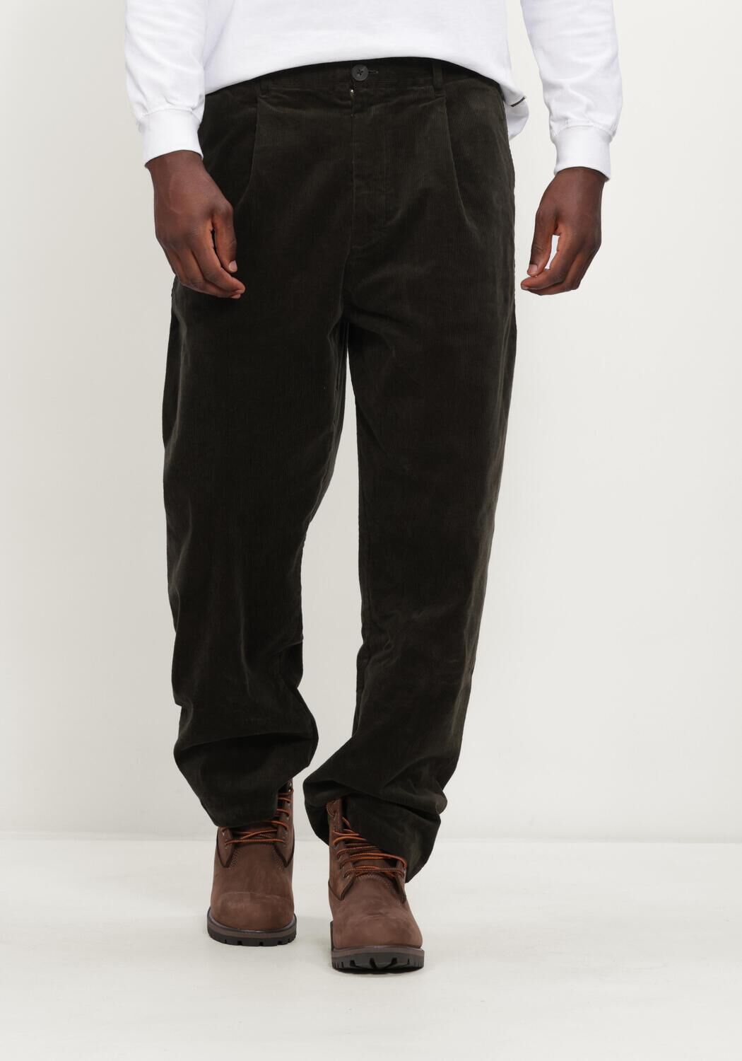 ANERKJENDT Pantalon large AKJACOB CORD PANT Vert fonc&eacute; - large