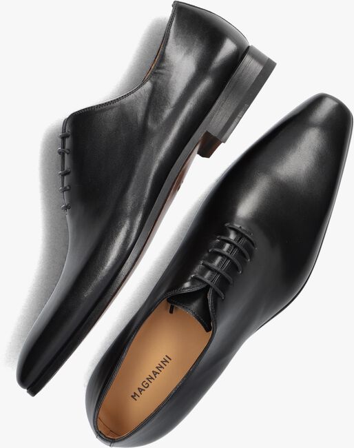 MAGNANNI 23806 Chaussures à lacets en noir - large
