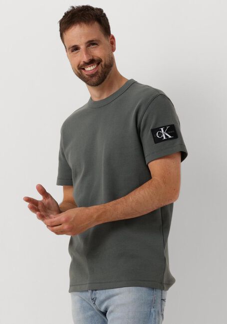 CALVIN KLEIN T-shirt BADGE WAFFLE TEE en gris - large