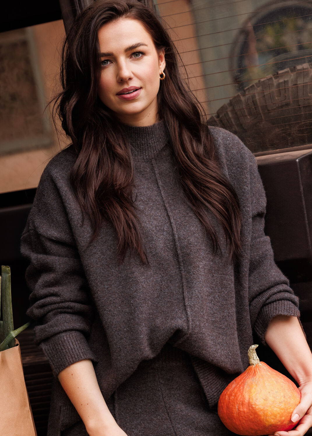 OMODA ATELIER Pull OM-SOOF X NINA en marron - large