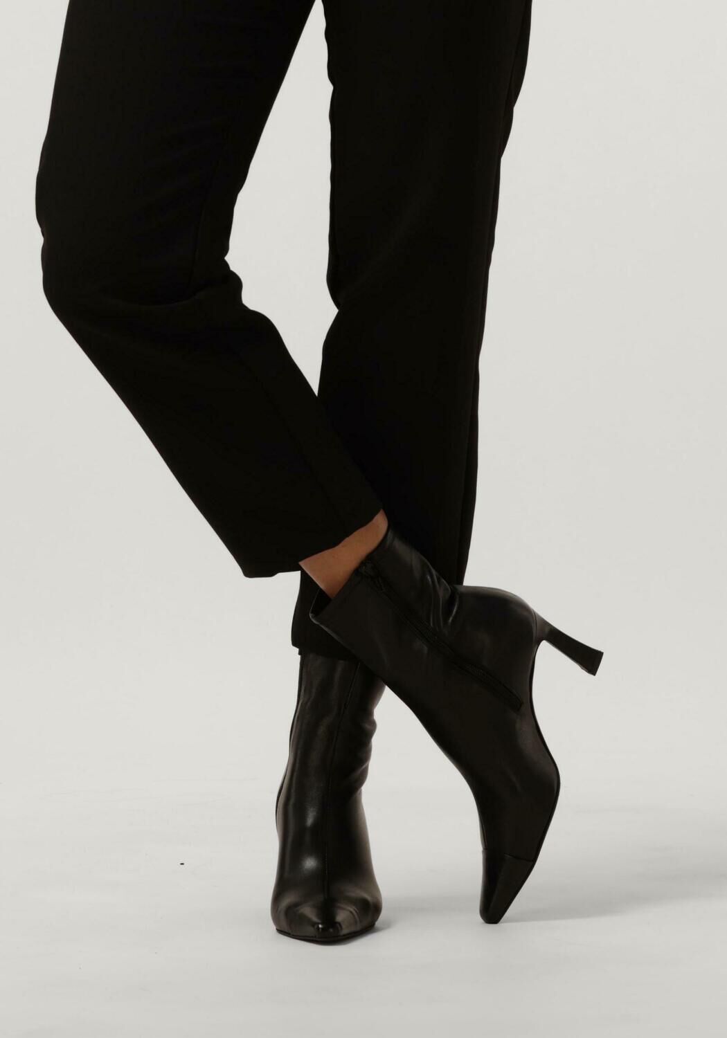 Zwarte NOTRE-V Enkellaarsjes ALBA - large