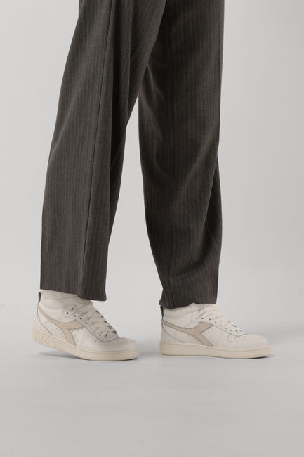 DIADORA Baskets montantes MAGIC BASKET DEMI ICONA MID DAMES en blanc - large