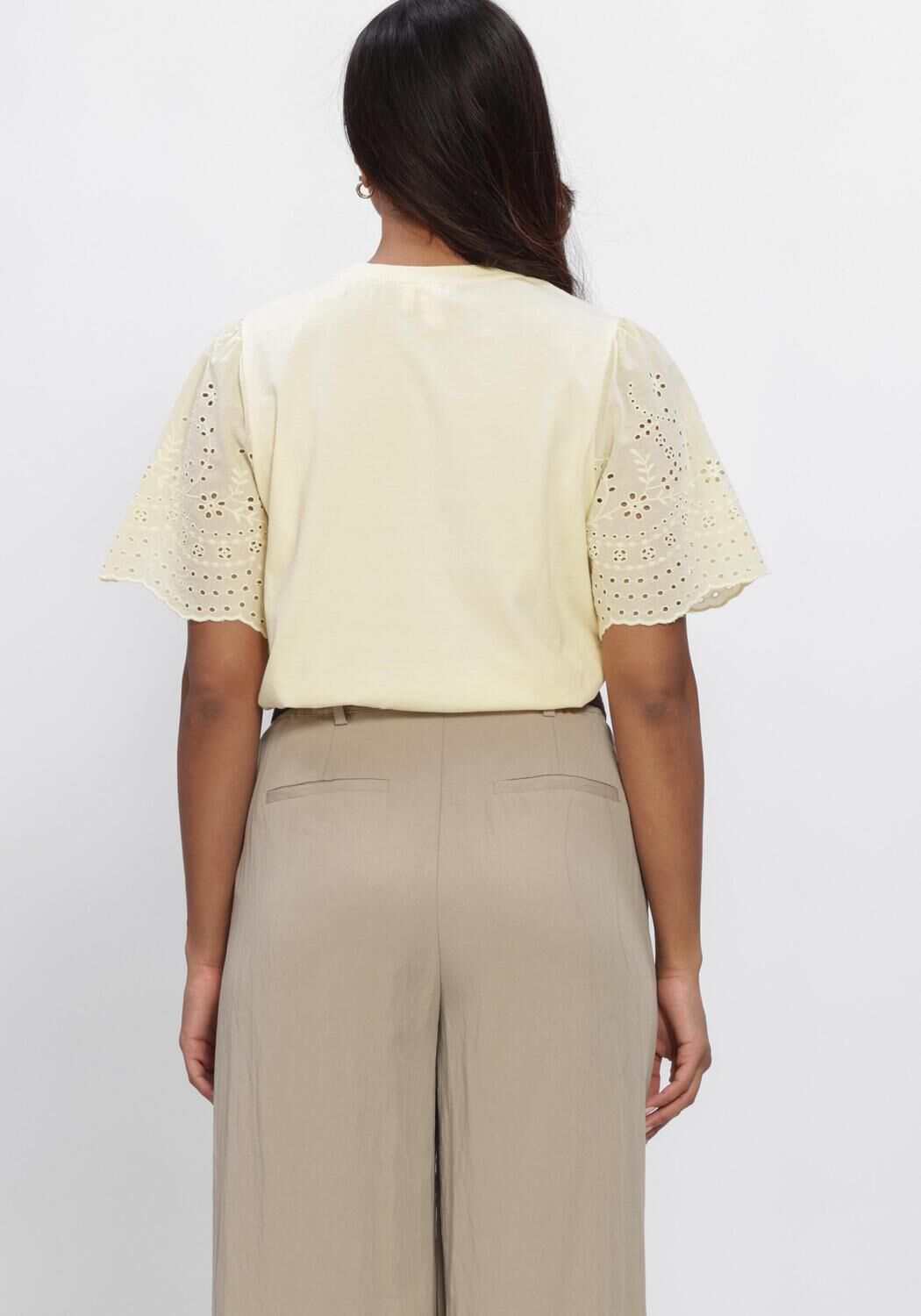 Y.A.S. T-shirt YASLEX SS TOP W. EMB SLEEVES S. en jaune - large