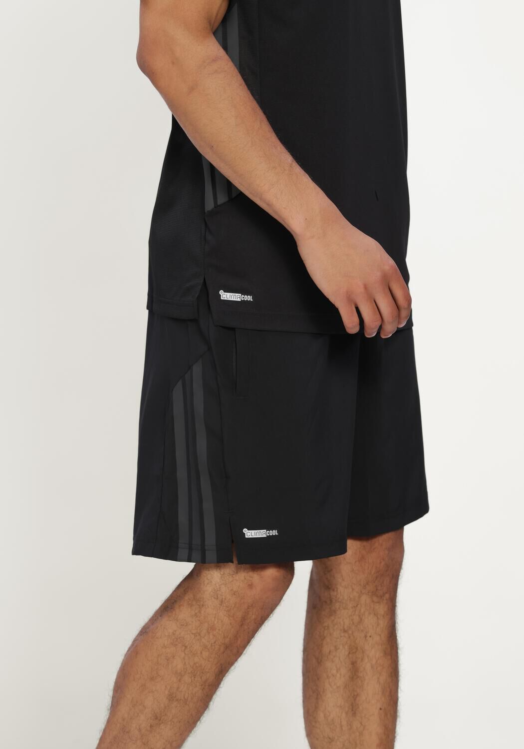 ADIDAS TECHESS 3S SHORT Pantalons en noir - large
