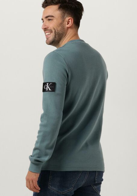 CALVIN KLEIN Pull BADGE WAFFLE LS TEE en bleu - large