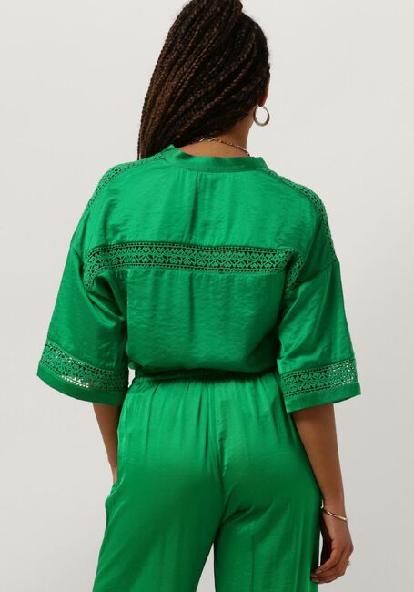 NUKUS Haut NINA TOP V-NECK SILKY en vert - large