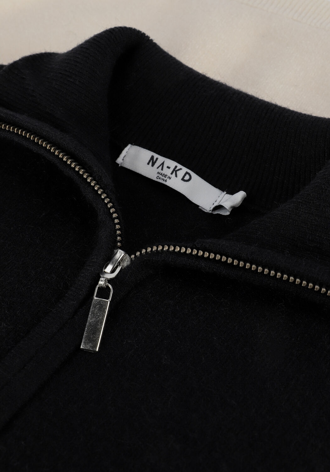 RIANNE MEIJER x NA-KD Chandail COLOURBLOCK ZIP SWEATER en noir - large